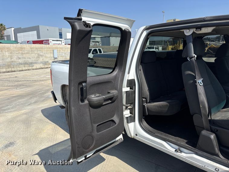 image for item ER7590 2007 Chevrolet Silverado 1500 Ext. Cab flatbed pickup truck