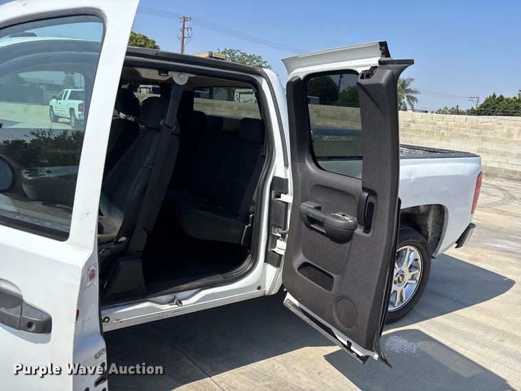 image for item ER7590 2007 Chevrolet Silverado 1500 Ext. Cab flatbed pickup truck