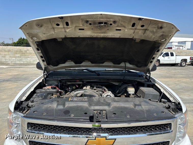 image for item ER7590 2007 Chevrolet Silverado 1500 Ext. Cab flatbed pickup truck