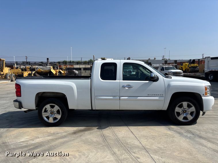 image for item ER7591 2011 Chevrolet Silverado 1500 Ext. Cab pickup truck