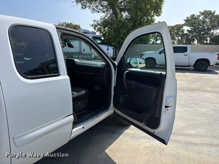 image for item ER7591 2011 Chevrolet Silverado 1500 Ext. Cab pickup truck