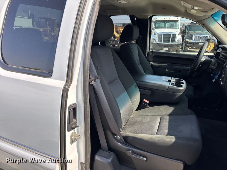 image for item ER7591 2011 Chevrolet Silverado 1500 Ext. Cab pickup truck