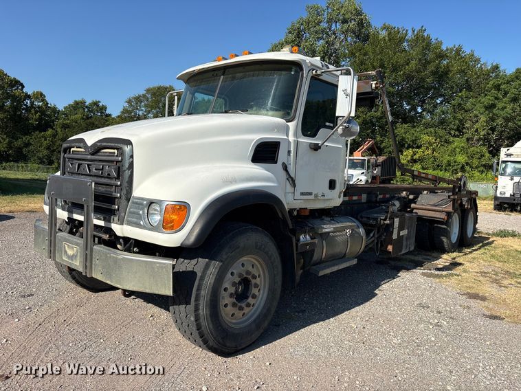 image for item ET0379 2007 Mack CV713 roll-off container truck