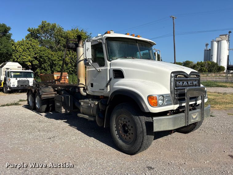 image for item ET0379 2007 Mack CV713 roll-off container truck