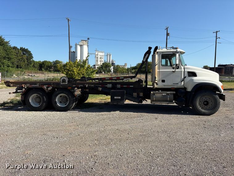 image for item ET0379 2007 Mack CV713 roll-off container truck