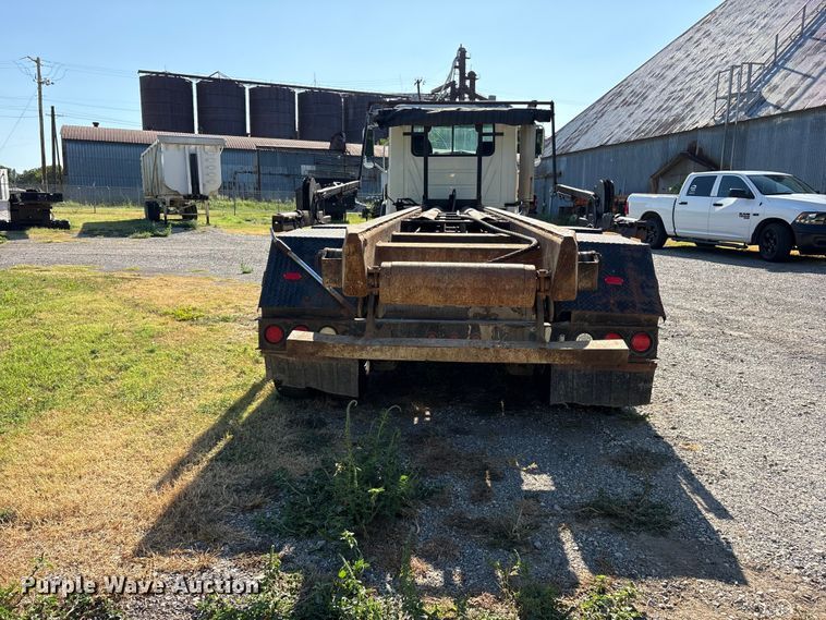 image for item ET0379 2007 Mack CV713 roll-off container truck
