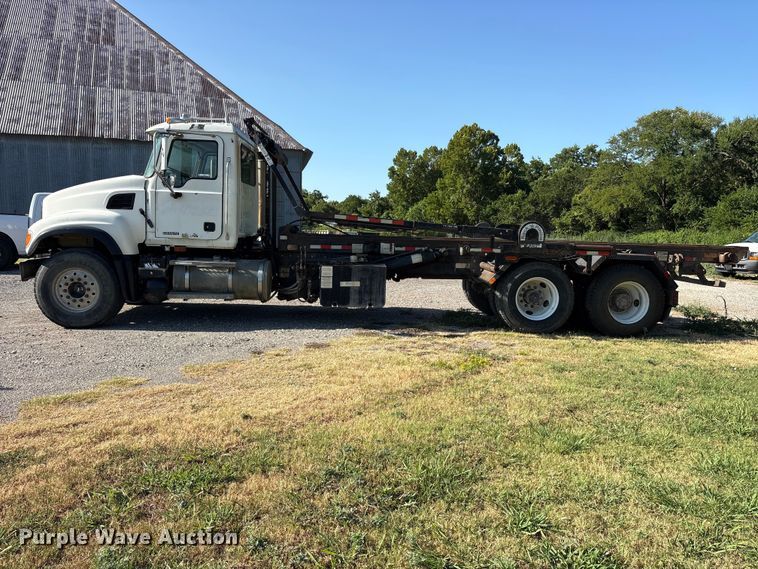 image for item ET0379 2007 Mack CV713 roll-off container truck