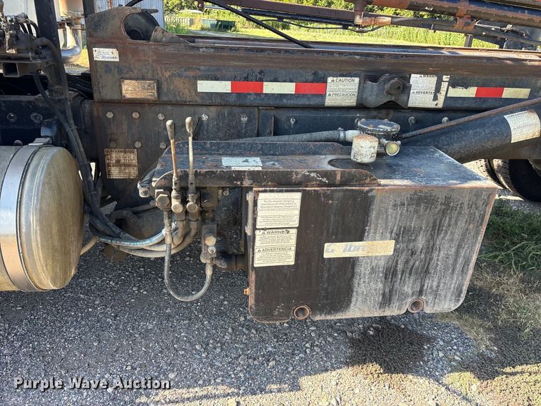 image for item ET0379 2007 Mack CV713 roll-off container truck
