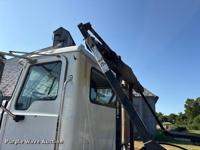 image for item ET0379 2007 Mack CV713 roll-off container truck