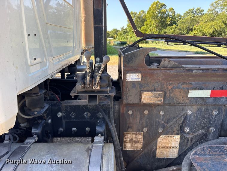 image for item ET0379 2007 Mack CV713 roll-off container truck