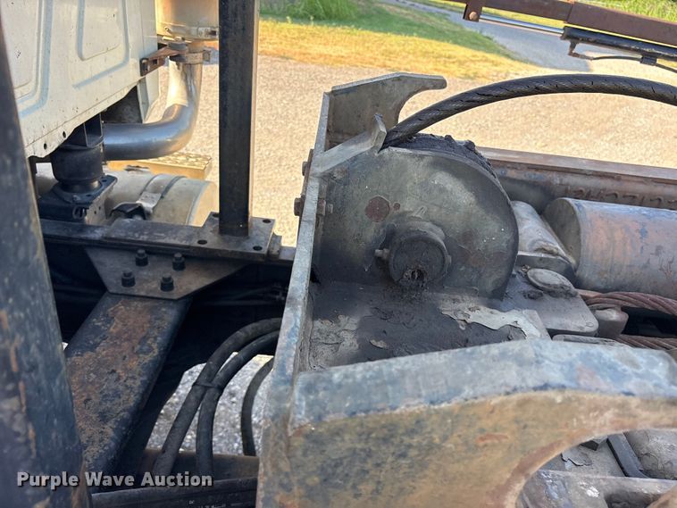 image for item ET0379 2007 Mack CV713 roll-off container truck