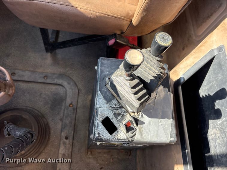 image for item ET0379 2007 Mack CV713 roll-off container truck