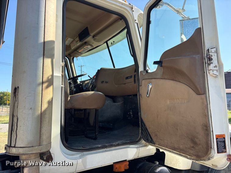 image for item ET0379 2007 Mack CV713 roll-off container truck
