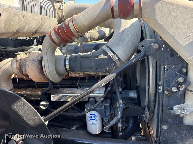 image for item ET0379 2007 Mack CV713 roll-off container truck