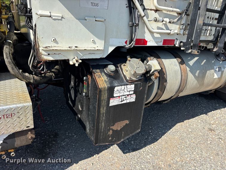image for item ET0381 2013 Autocar Xpeditor refuse truck