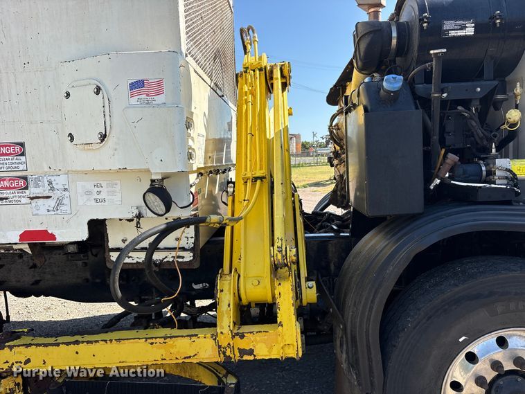 image for item ET0381 2013 Autocar Xpeditor refuse truck
