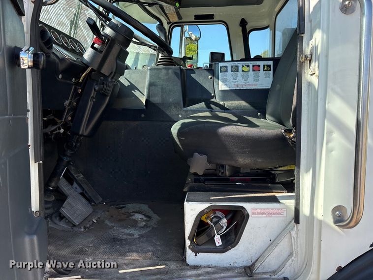 image for item ET0381 2013 Autocar Xpeditor refuse truck