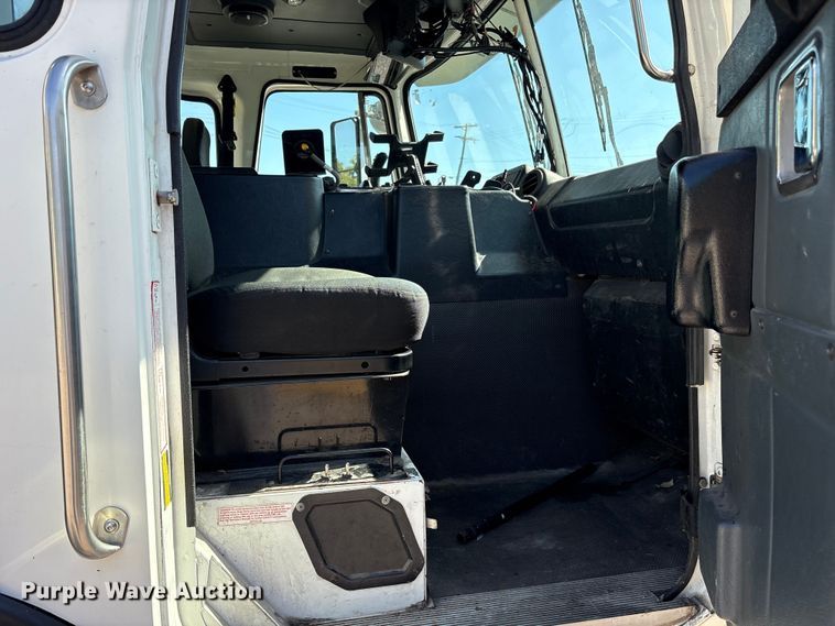 image for item ET0381 2013 Autocar Xpeditor refuse truck