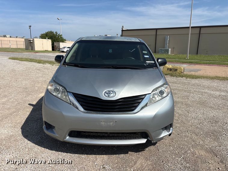 image for item EU5631 2015 Toyota Sienna van