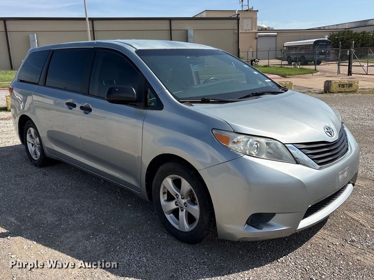 image for item EU5631 2015 Toyota Sienna van