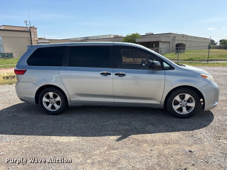 image for item EU5631 2015 Toyota Sienna van