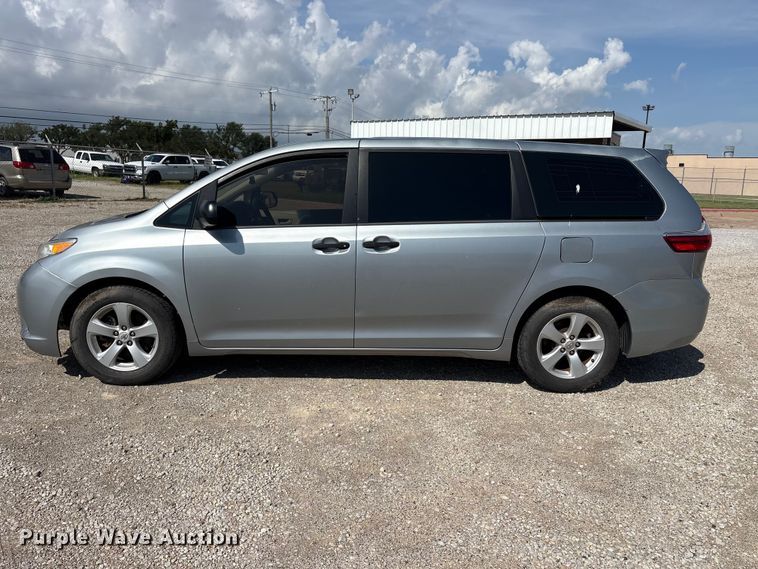 image for item EU5631 2015 Toyota Sienna van