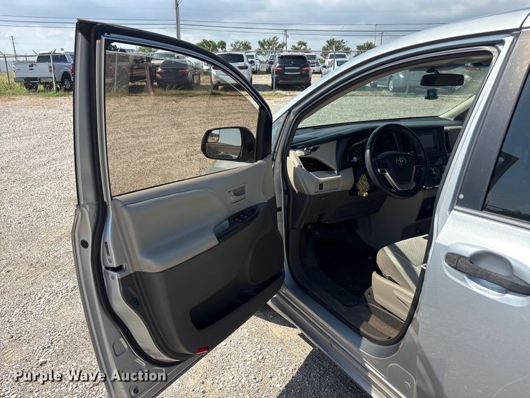 image for item EU5631 2015 Toyota Sienna van