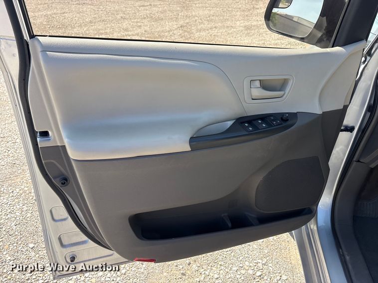 image for item EU5631 2015 Toyota Sienna van
