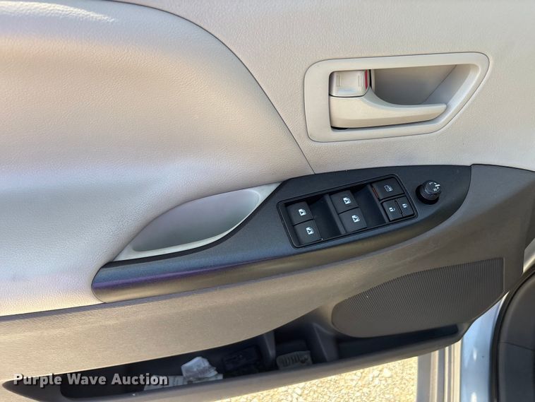 image for item EU5631 2015 Toyota Sienna van