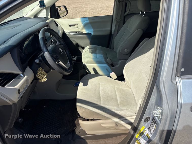image for item EU5631 2015 Toyota Sienna van
