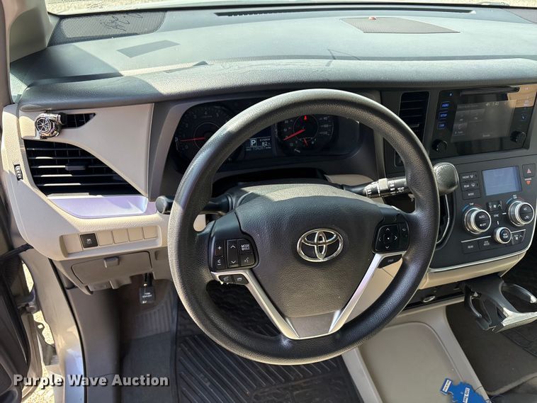 image for item EU5631 2015 Toyota Sienna van