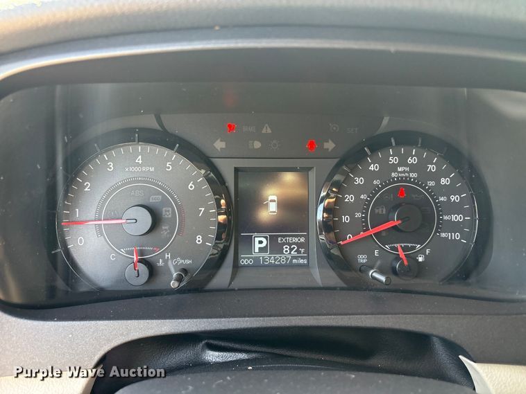 image for item EU5631 2015 Toyota Sienna van