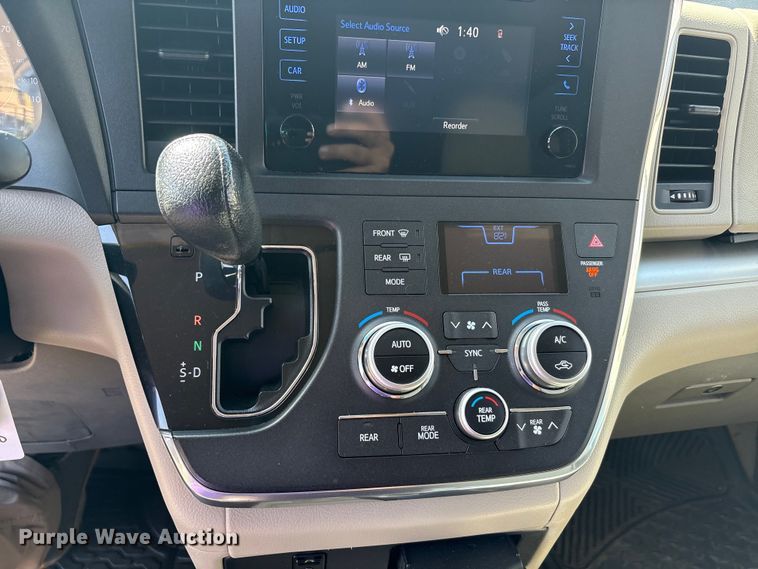 image for item EU5631 2015 Toyota Sienna van