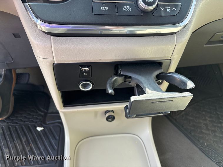 image for item EU5631 2015 Toyota Sienna van