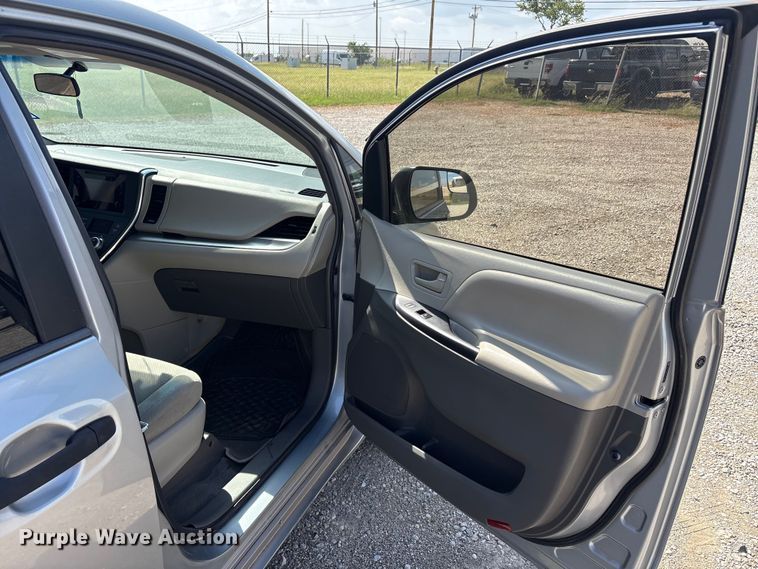 image for item EU5631 2015 Toyota Sienna van