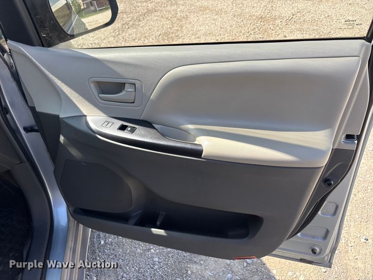 image for item EU5631 2015 Toyota Sienna van