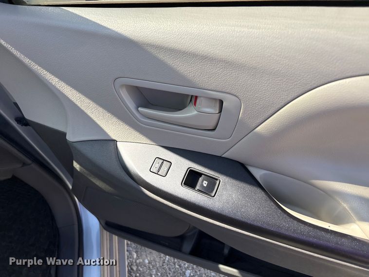 image for item EU5631 2015 Toyota Sienna van