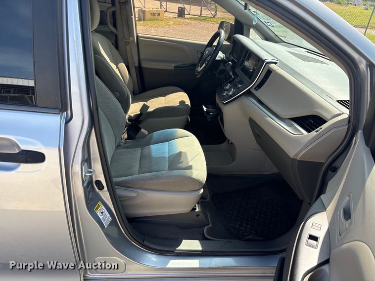 image for item EU5631 2015 Toyota Sienna van