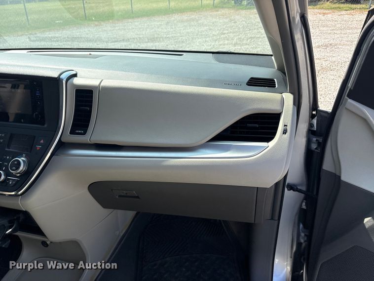 image for item EU5631 2015 Toyota Sienna van