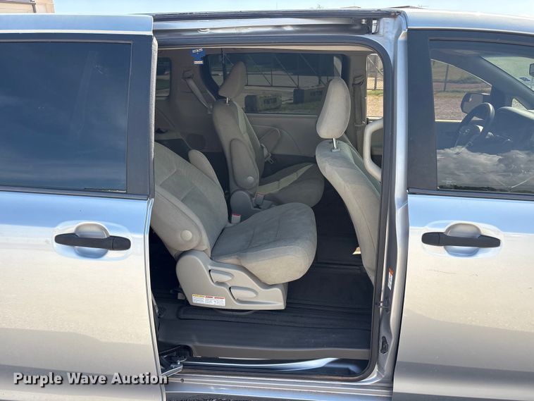 image for item EU5631 2015 Toyota Sienna van