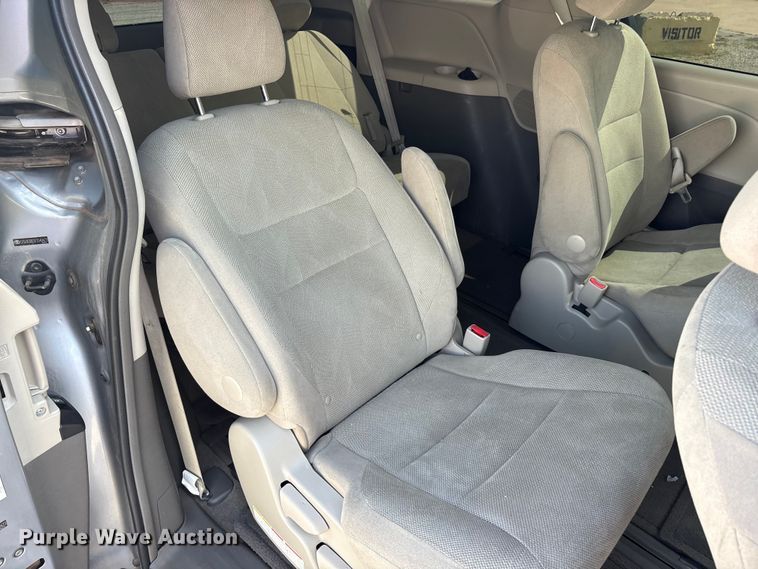 image for item EU5631 2015 Toyota Sienna van
