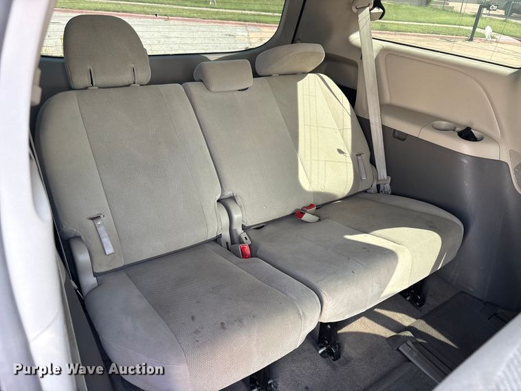 image for item EU5631 2015 Toyota Sienna van