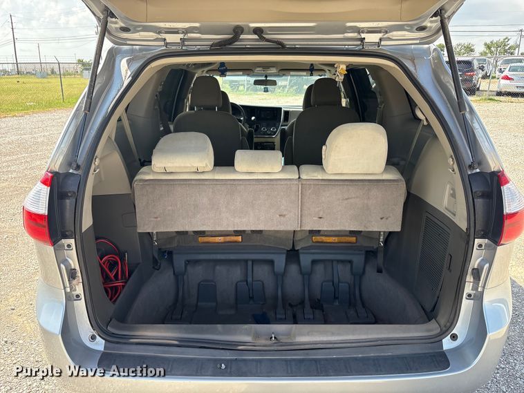 image for item EU5631 2015 Toyota Sienna van