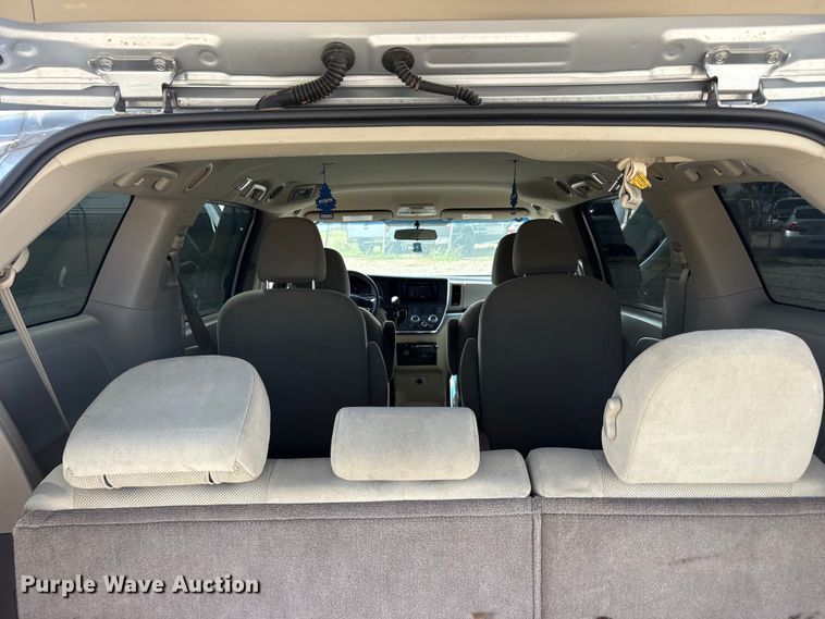 image for item EU5631 2015 Toyota Sienna van