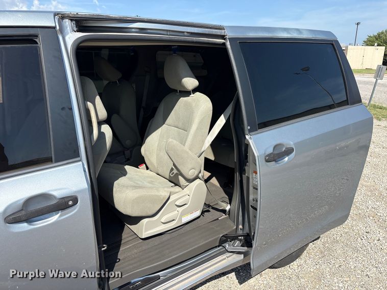 image for item EU5631 2015 Toyota Sienna van