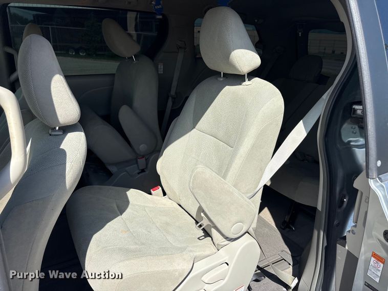 image for item EU5631 2015 Toyota Sienna van