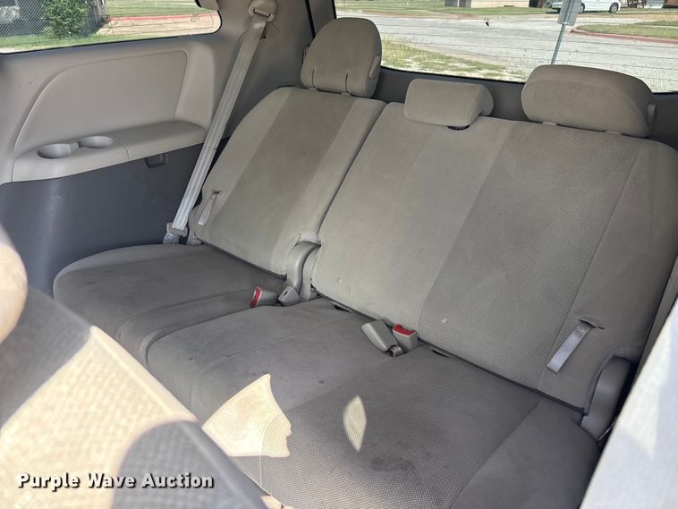 image for item EU5631 2015 Toyota Sienna van