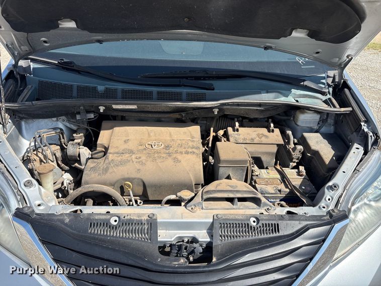 image for item EU5631 2015 Toyota Sienna van