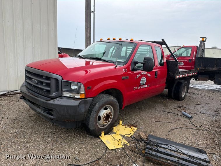 2004 Ford F350 Super Duty XL Ext. Cab flatbed pickup truck