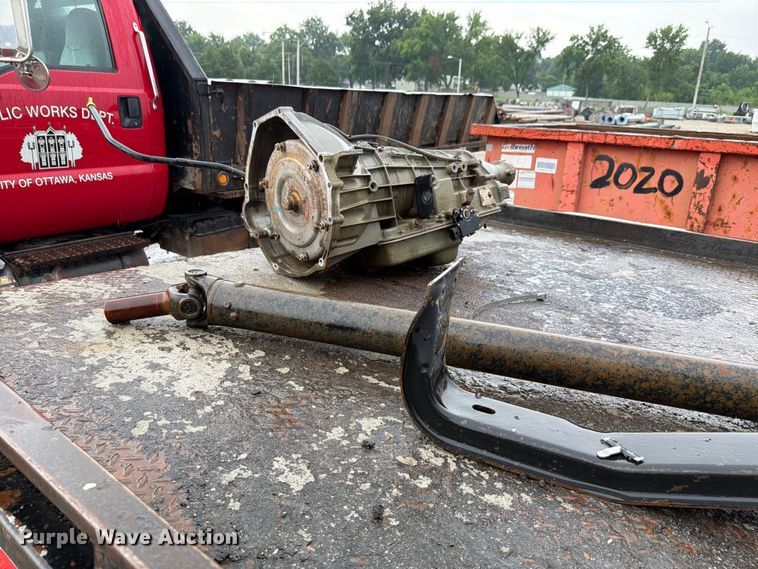 image for item EV2351 2004 Ford F350 Super Duty XL Ext. Cab flatbed pickup truck
